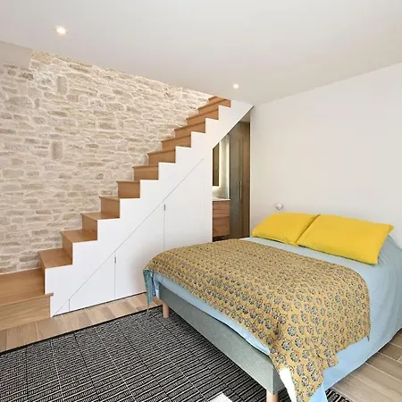 504 La Caractere Et Elegance *